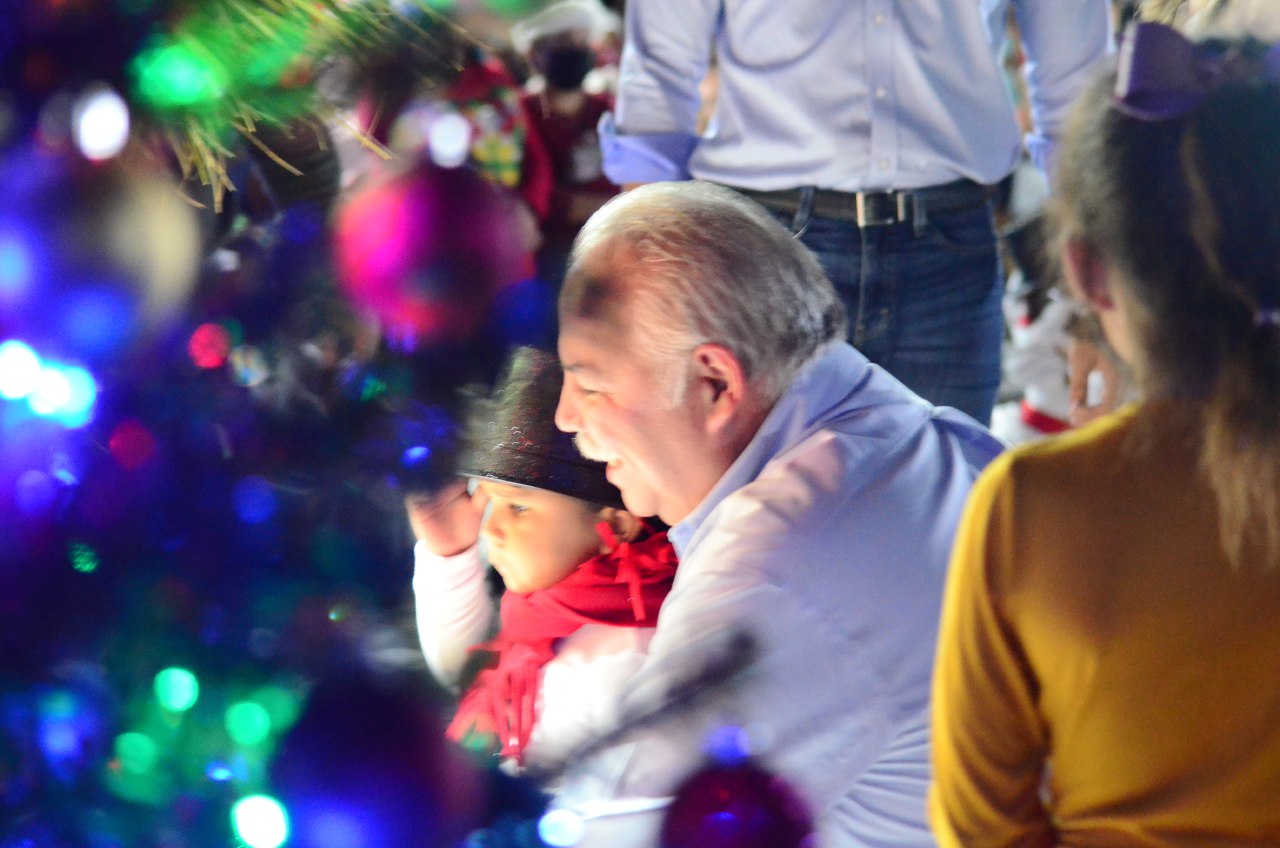 César Verástegui convive con centenares de habitantes de Villa de Casas.