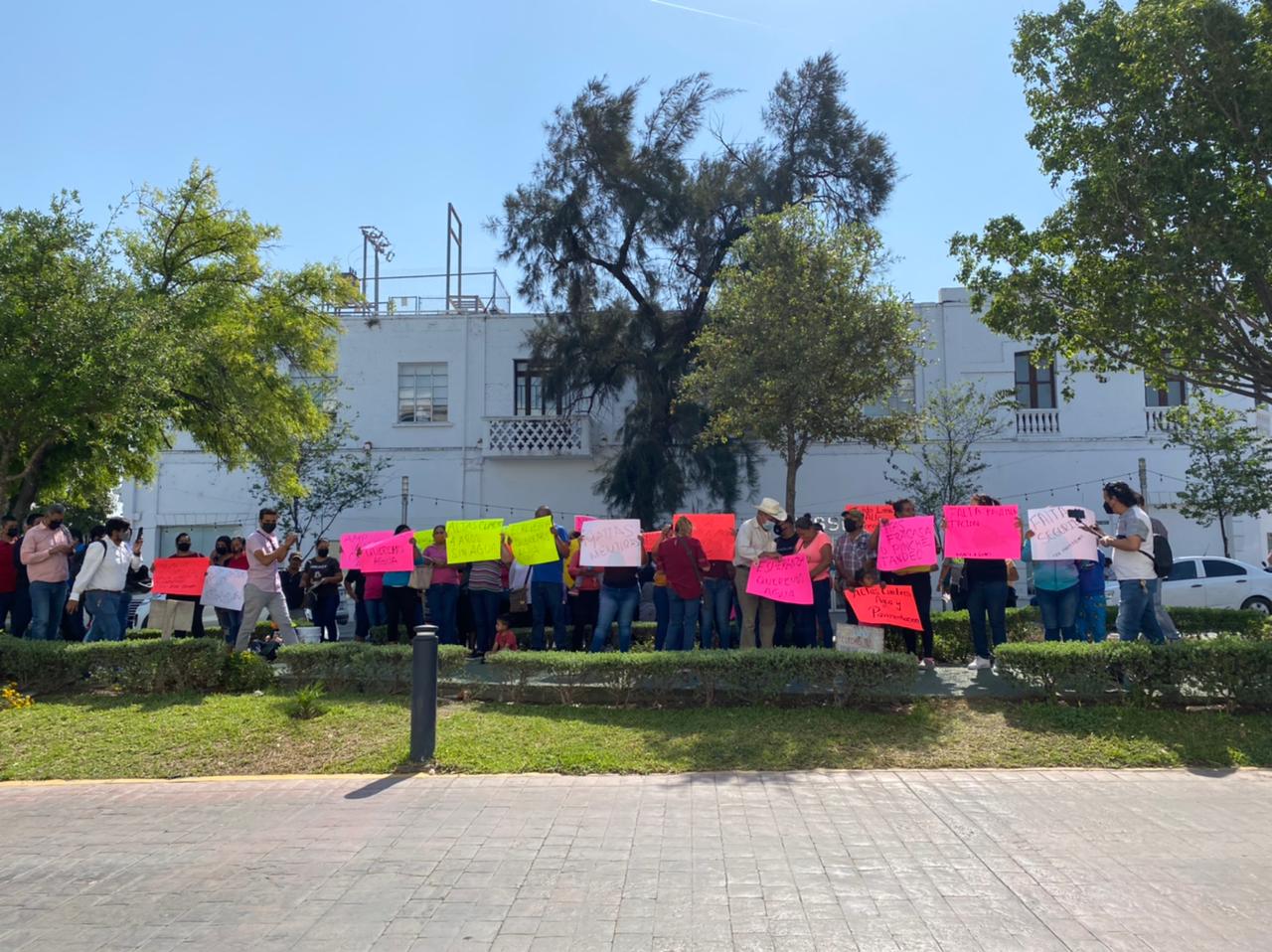 Colonos se manifiestan en el Ayuntamiento de ciudad Victoria.