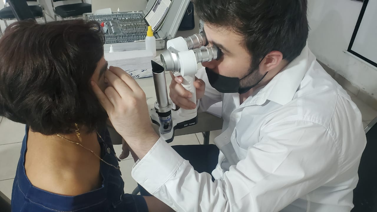 Ofrecen a periodistas, fotógrafos y camarógrafos campaña oftalmológica