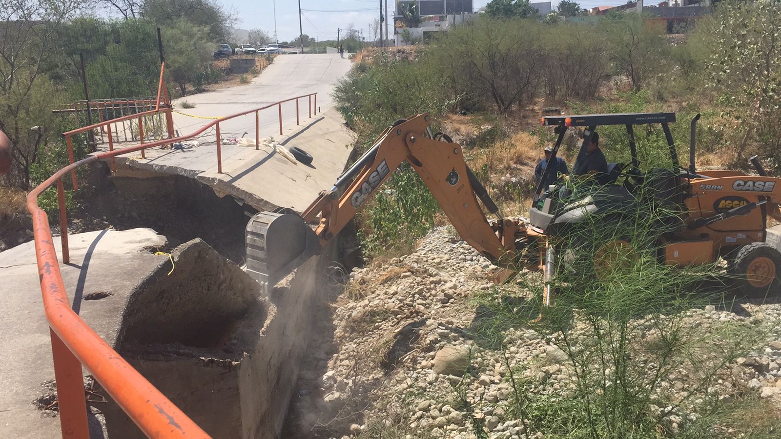 Tras clausura fallida derrumban antiguo puente a La Moderna en Victoria