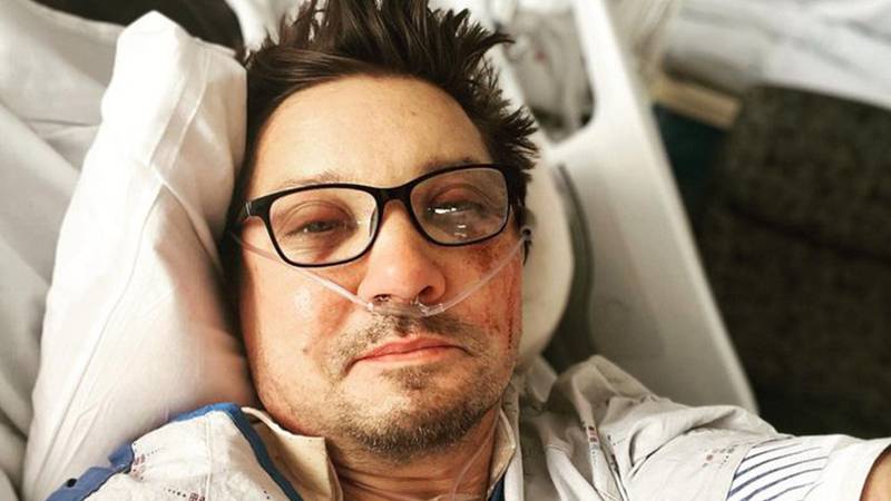 Jeremy Renner reaparece tras el accidente que lo dejó en estado crítico