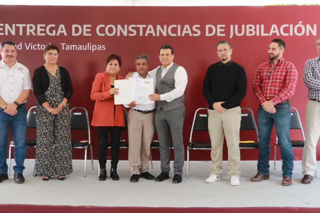 Entrega Municipio actas de jubilación a sindicalizados.