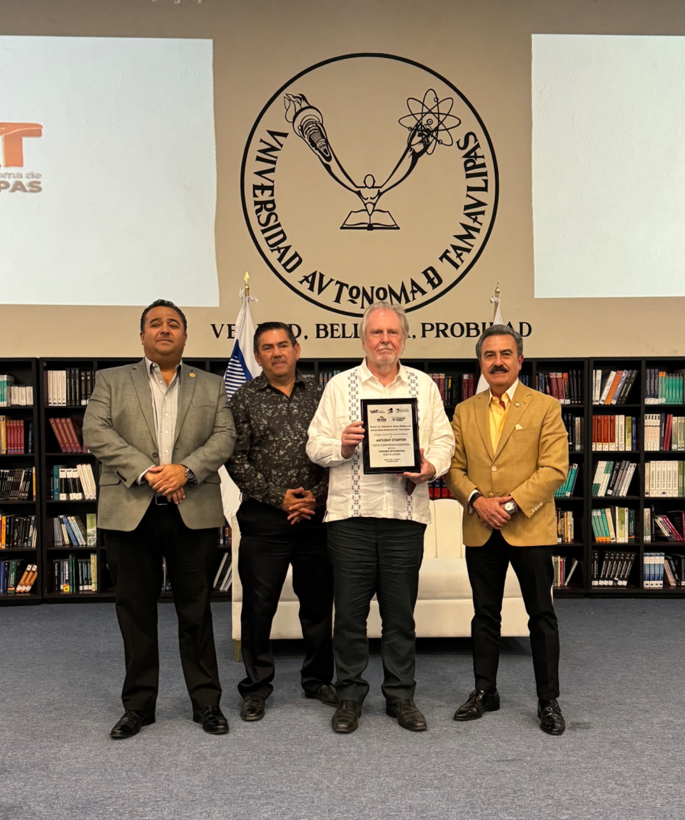 Imparte UAT en Nuevo Laredo la Cátedra Octavio Paz con el escritor Anthony Stanton