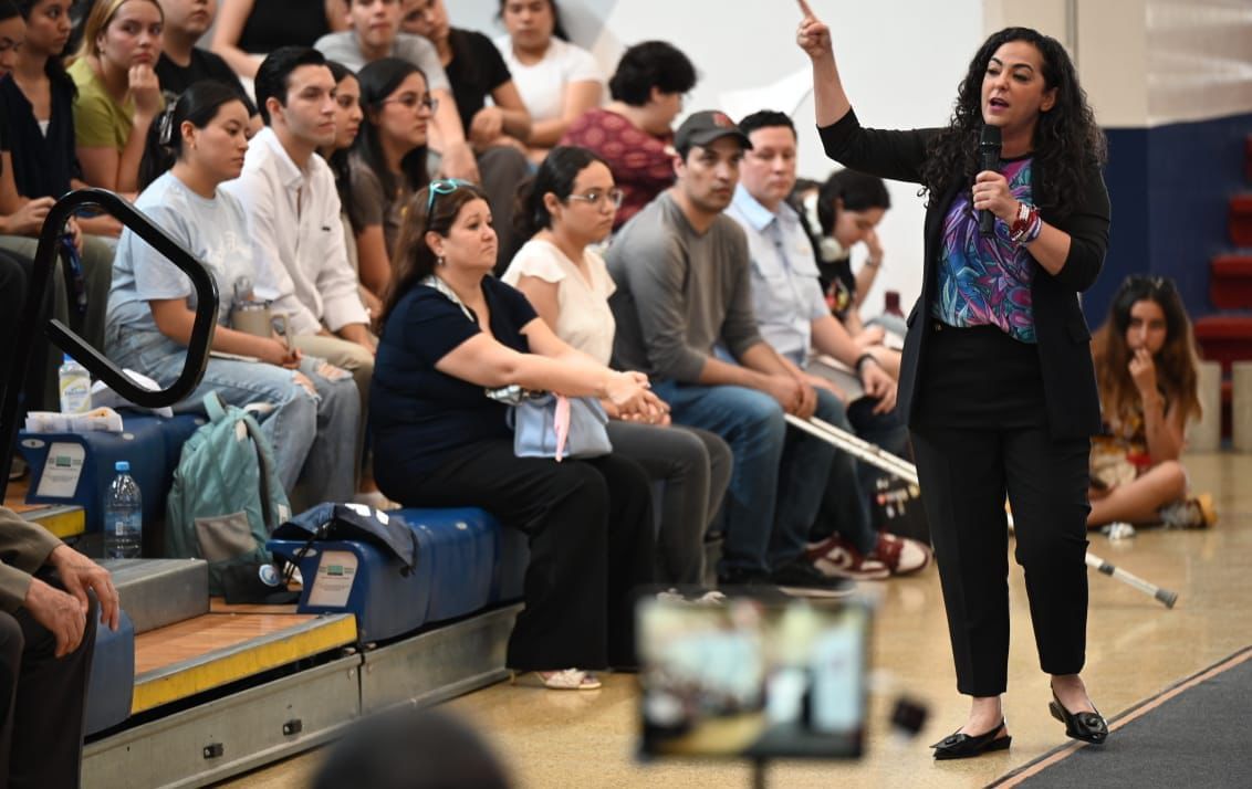 Olga Sosa candidata de Morena al Senado, participa en foro de la Universidad La Salle Victoria