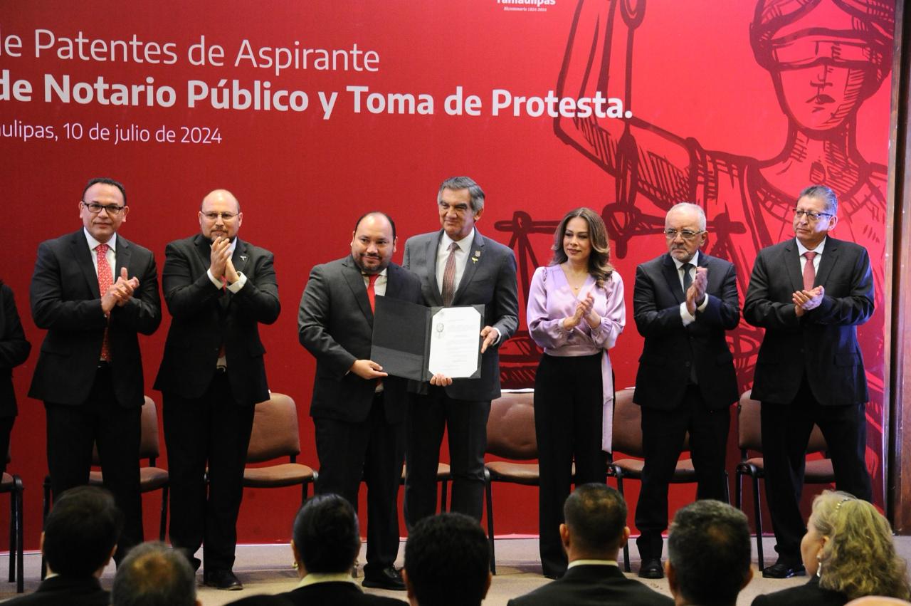 Entrega Américo patentes de aspirante a notarios públicos