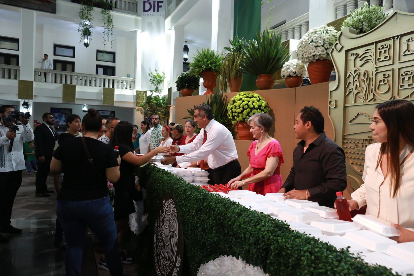 Vivan las mujeres y los hombres de la transformación: Américo