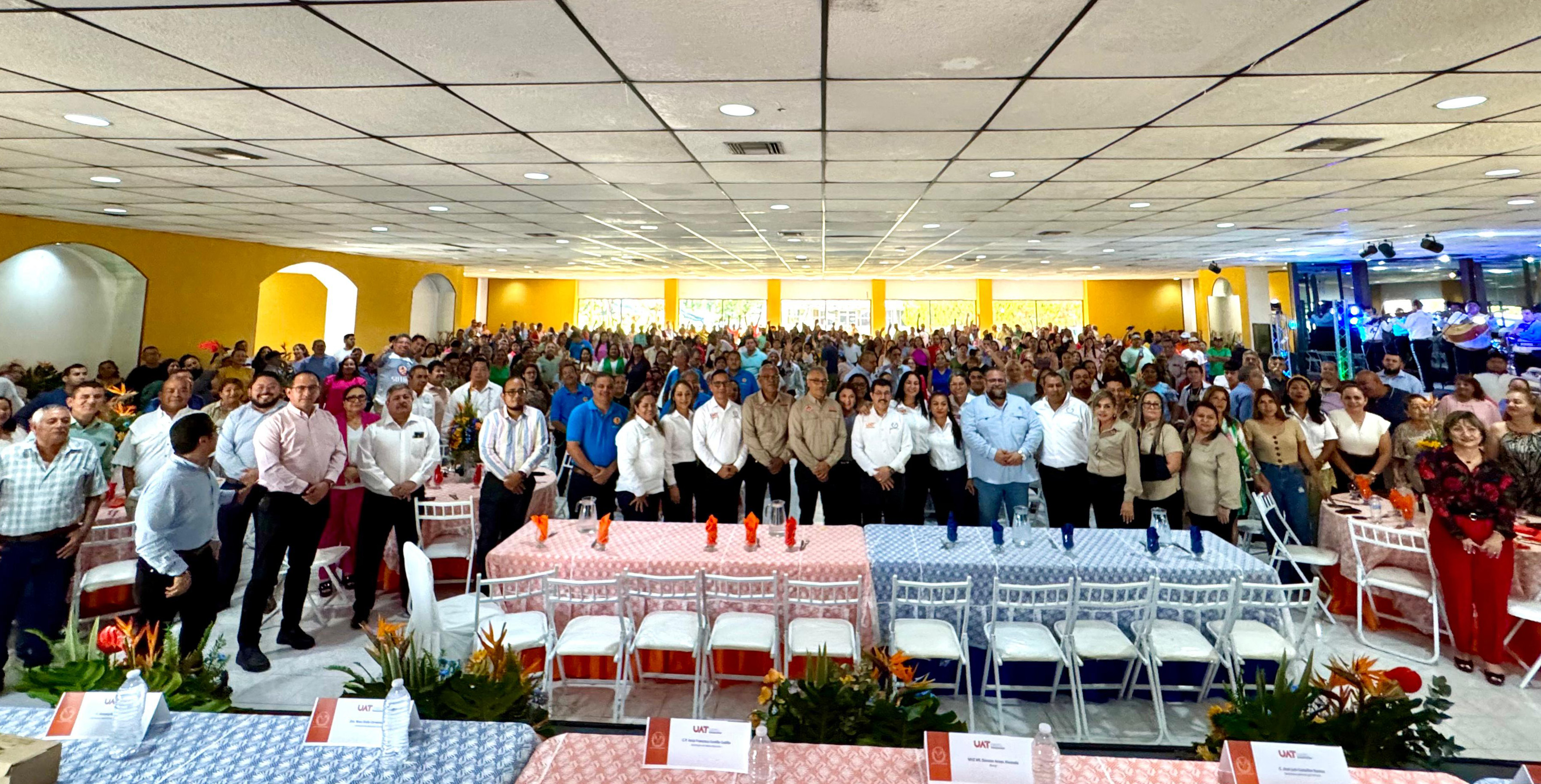 El rector Dámaso Anaya presidió la celebración del 51 Aniversario del SUTUAT