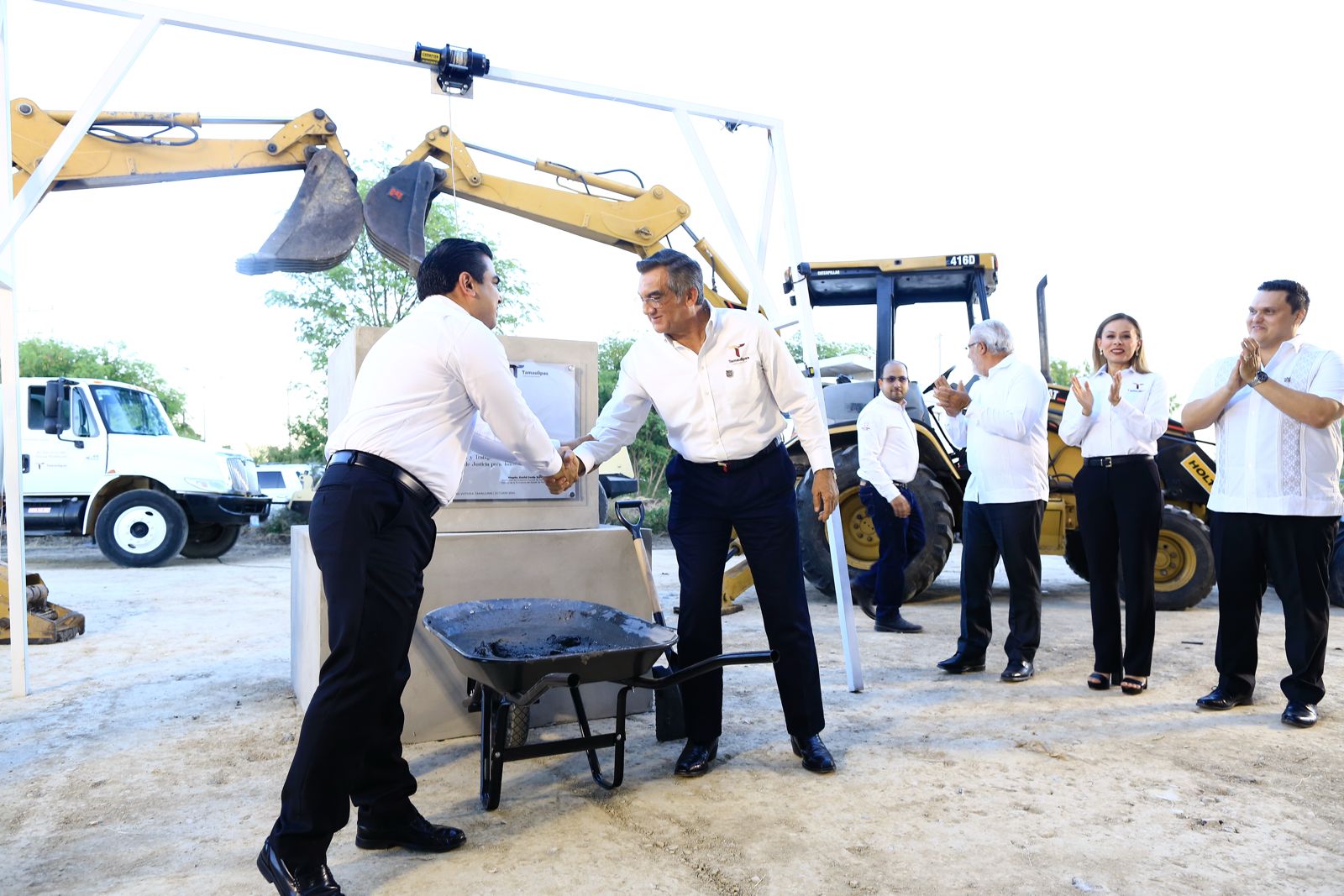 Coloca Américo Villarreal primera piedra de la Ciudad Judicial en Victoria