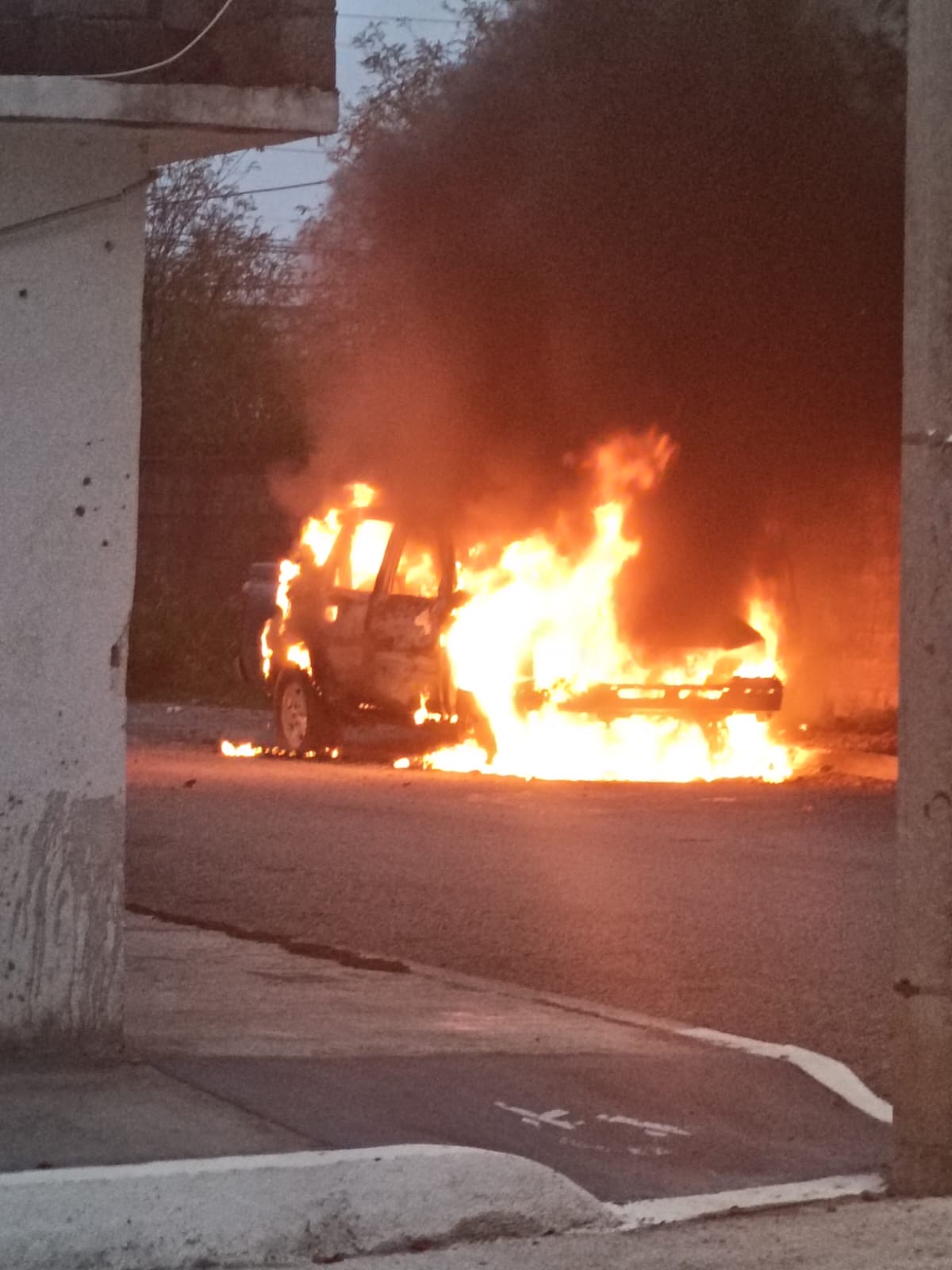Se incendia camioneta en la Mariano Matamoros