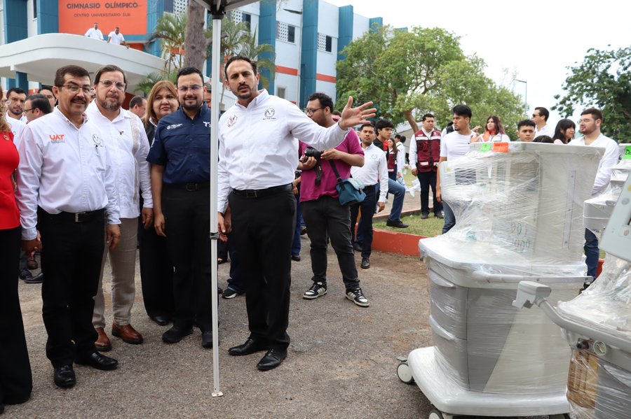 Cuenta la UAT con moderno quirófano móvil veterinario